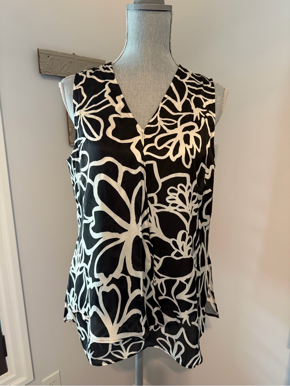 DONNA KARAN Vintage Sleeveless V-Neck Silky Blouse Bold Floral Faux Wrap